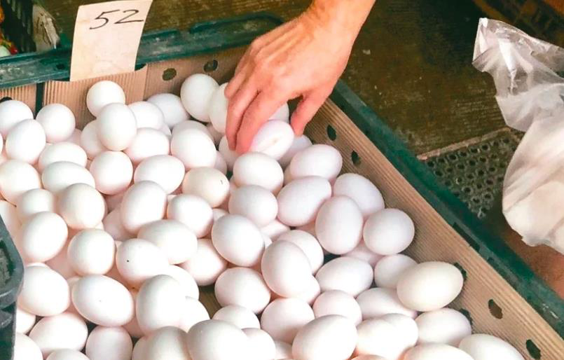 台灣兩大龍頭超商均表示，未停售茶葉蛋，不過因近來雞蛋稀缺，民眾到門市購買有較大的...