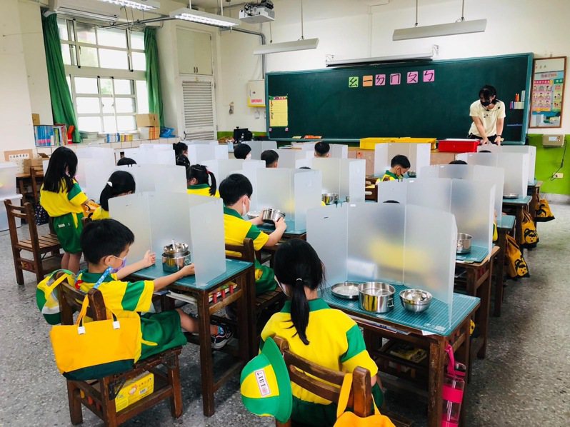 台中市教育局表示，明天起是否使用午餐隔板，各校自行決定。圖／教育局提供