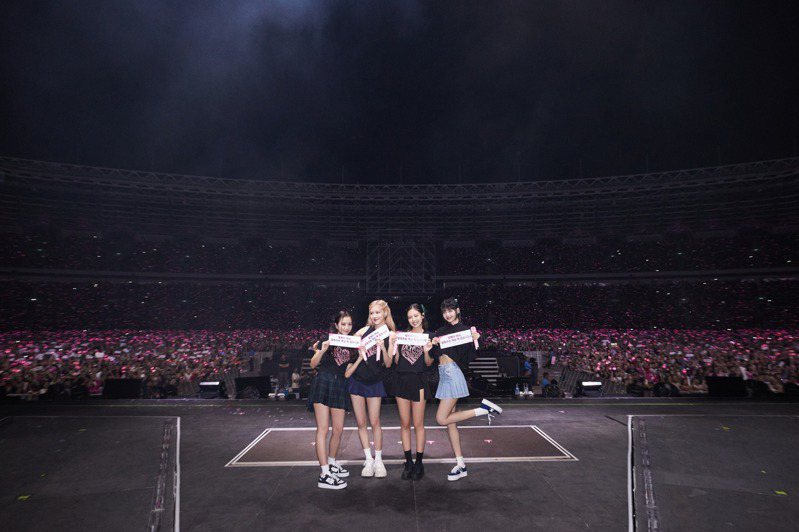 南韓女子天團BLACKPINK在18、19日連兩天於高雄國家體育館開唱，超高人氣吸引全台粉絲聚集。圖／取自BLACKPINL粉專