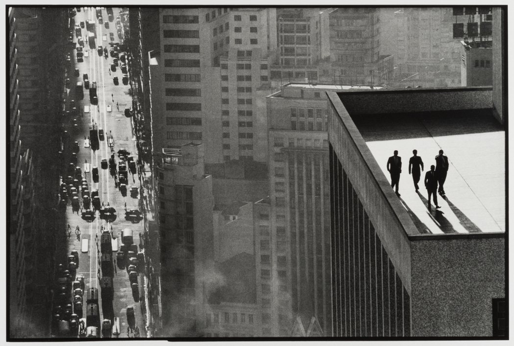 勒內．布里，〈在屋頂上的四個男人，聖保羅，巴西〉，1960。 © René Bu...