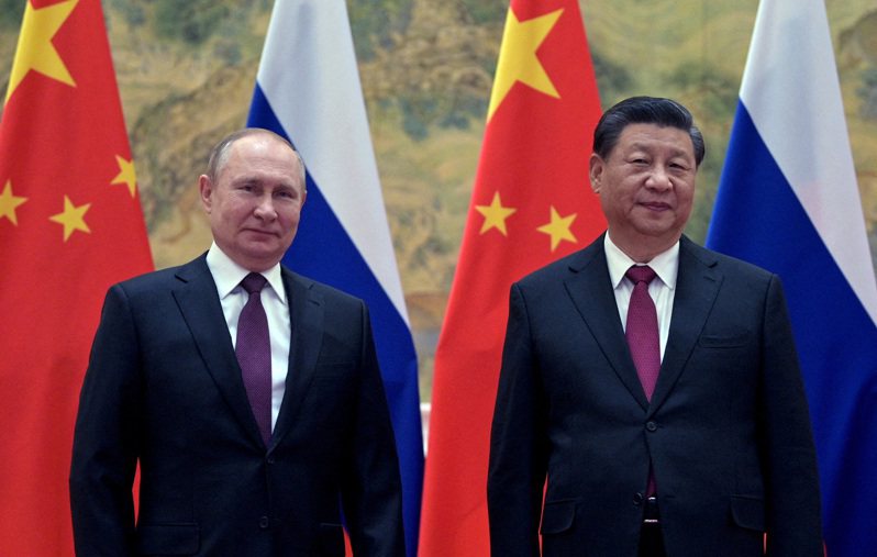 圖為俄羅斯總統普亭（左）和中國國家主席習近平（右）去年2月初在北京見面。路透