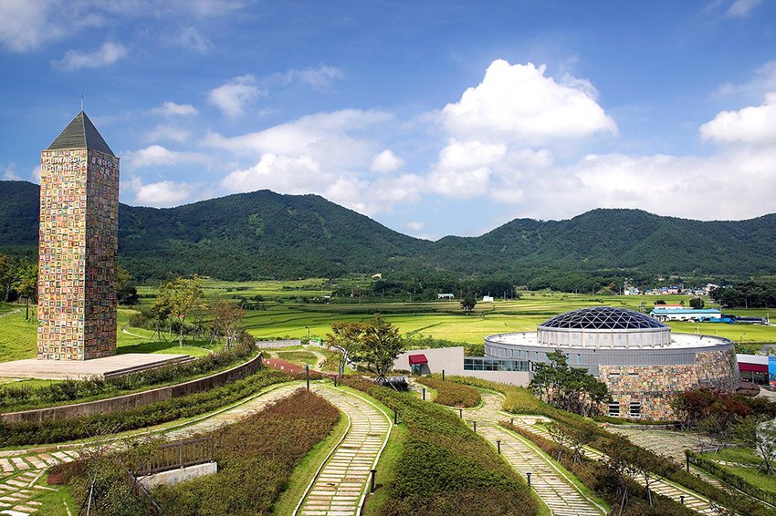 鄰近韓國釜山的金海美術館是韓國唯一設有專業陶藝駐村中心的美術館。 韓國金海美術館...