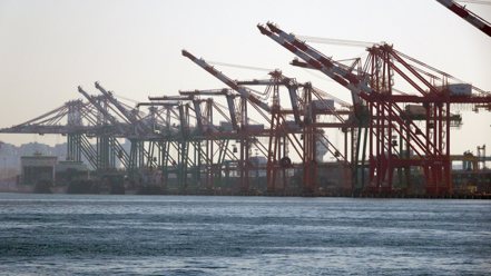 圖為高雄港貨櫃碼頭橋式起重機等無船卸貨。記者劉學聖／攝影