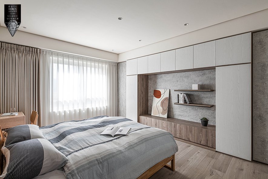 ▲臥室選用明亮清爽的白色，鋪陳天花板及立面，打造整齊俐落的視覺畫面，床鋪對側牆面...