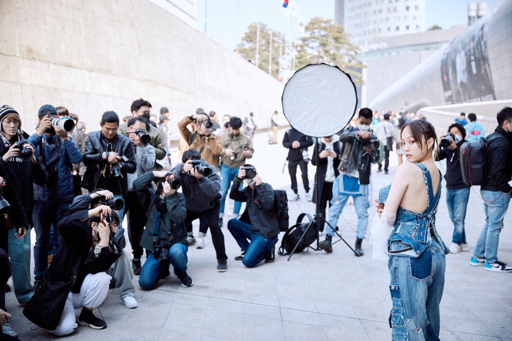 ANGIE安吉性感裸背出席韩国首尔时装周。图／索尼音乐提供