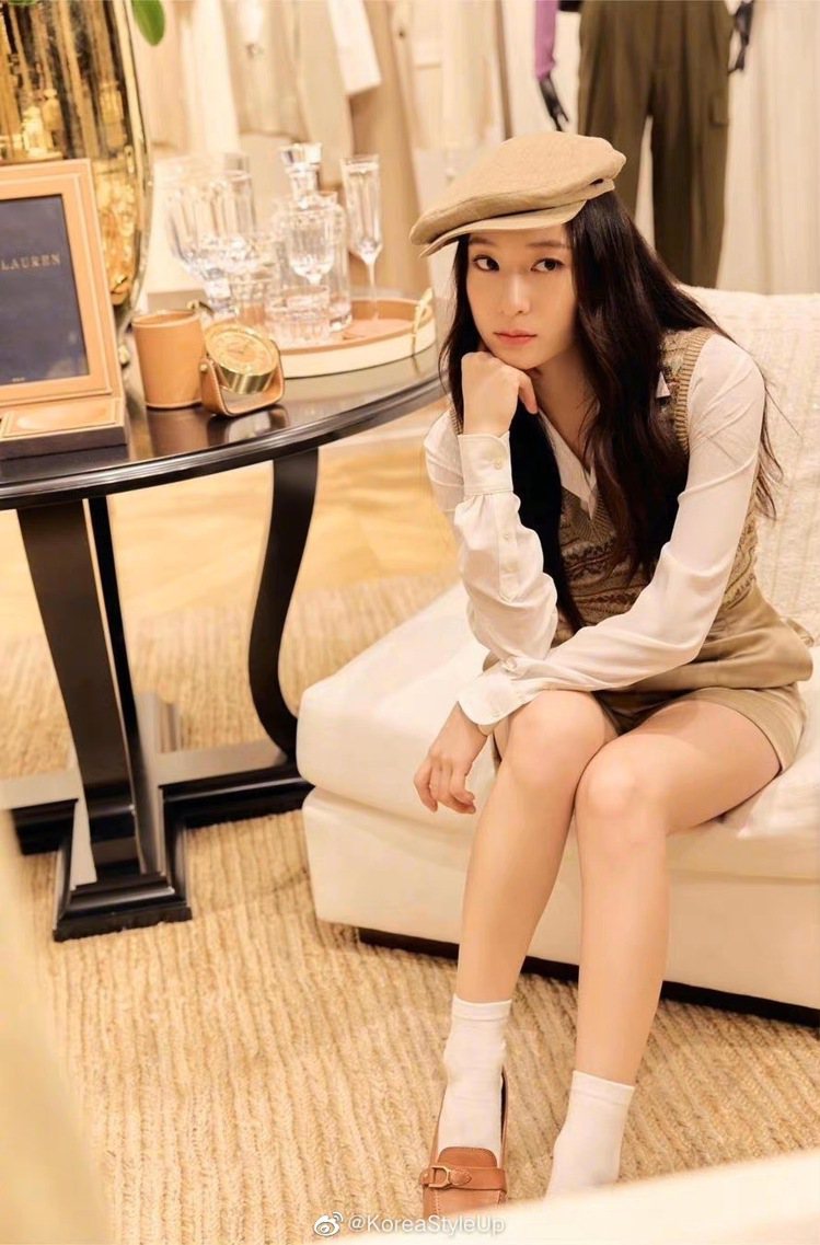 韓星Krystal鄭秀晶參觀Ralph Lauren在韓國現代百貨的大店，並演繹...