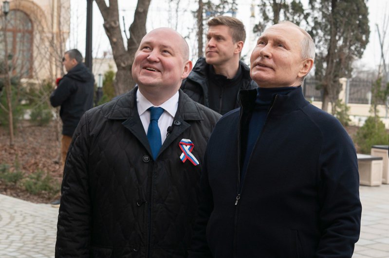 俄羅斯總統普亭(右)18日訪問克里米亞慶祝俄國兼併9周年。（歐新社）