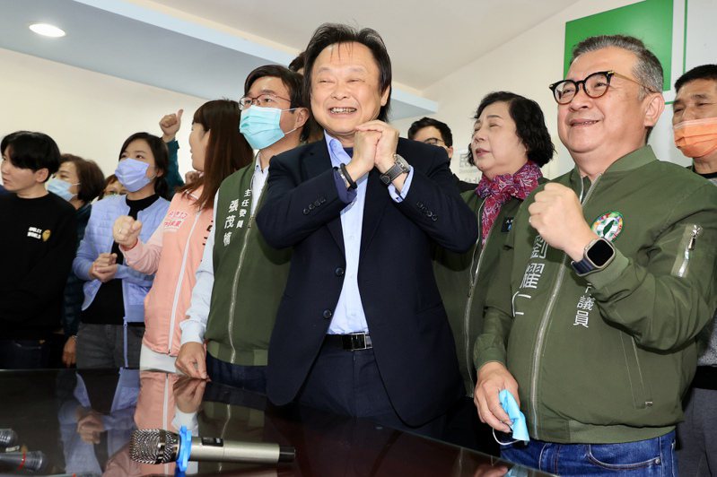 民進黨台北市議員王世堅今天上午到台北市黨部領表登記。記者林伯東／攝影