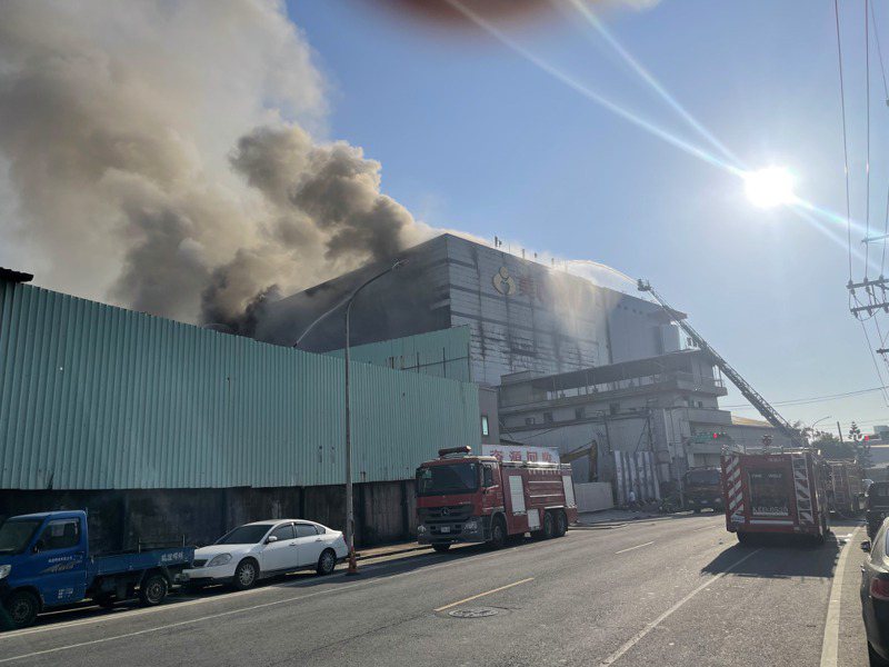 桃園美福倉儲去年大火，延燒近一個月，創下國內紀錄。本報資料照