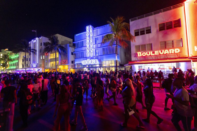 在發生2起致命槍擊事件後，美國佛羅里達州邁阿密海灘市宣布實施午夜宵禁。美聯社