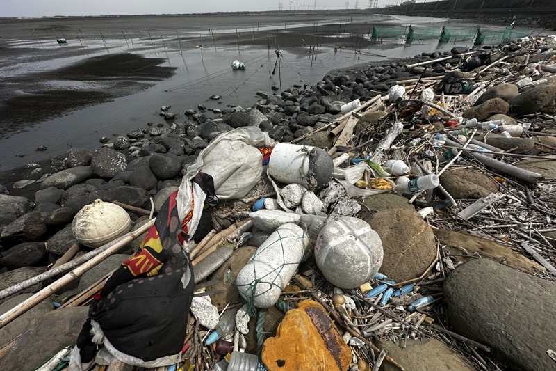 台灣西海岸每年產生的海廢數量十分驚人，海廢大小和形狀不一，體積又大，焚化前的分切處理格外困難。記者蔡維斌／攝影