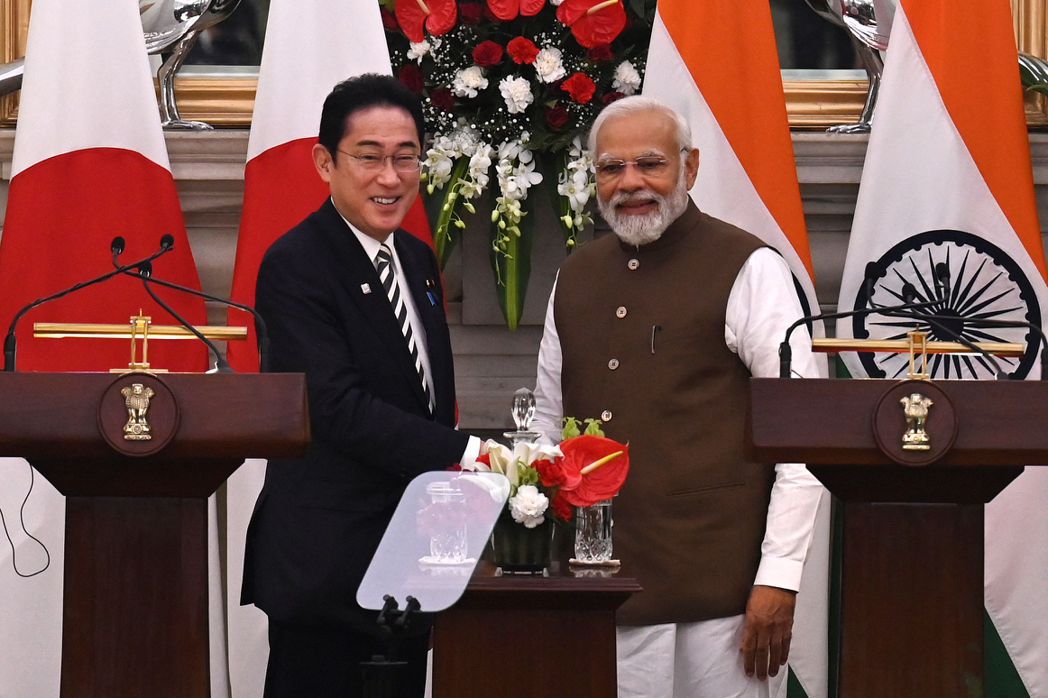 日本首相岸田文雄（左）20日與印度總理莫迪（右）在印度新德里會晤。法新社