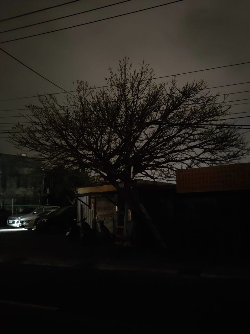 今日晚間約7點半多，台北士林和社子地區傳出大範圍停電。圖／摘自臉書我是社子人