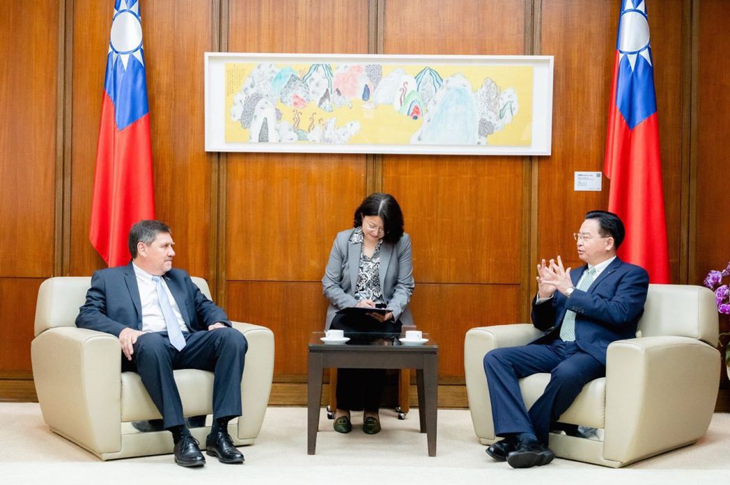 巴拉圭參議員亞諾（左）與外交部長吳釗燮（右）晤談。  圖／外交部提供