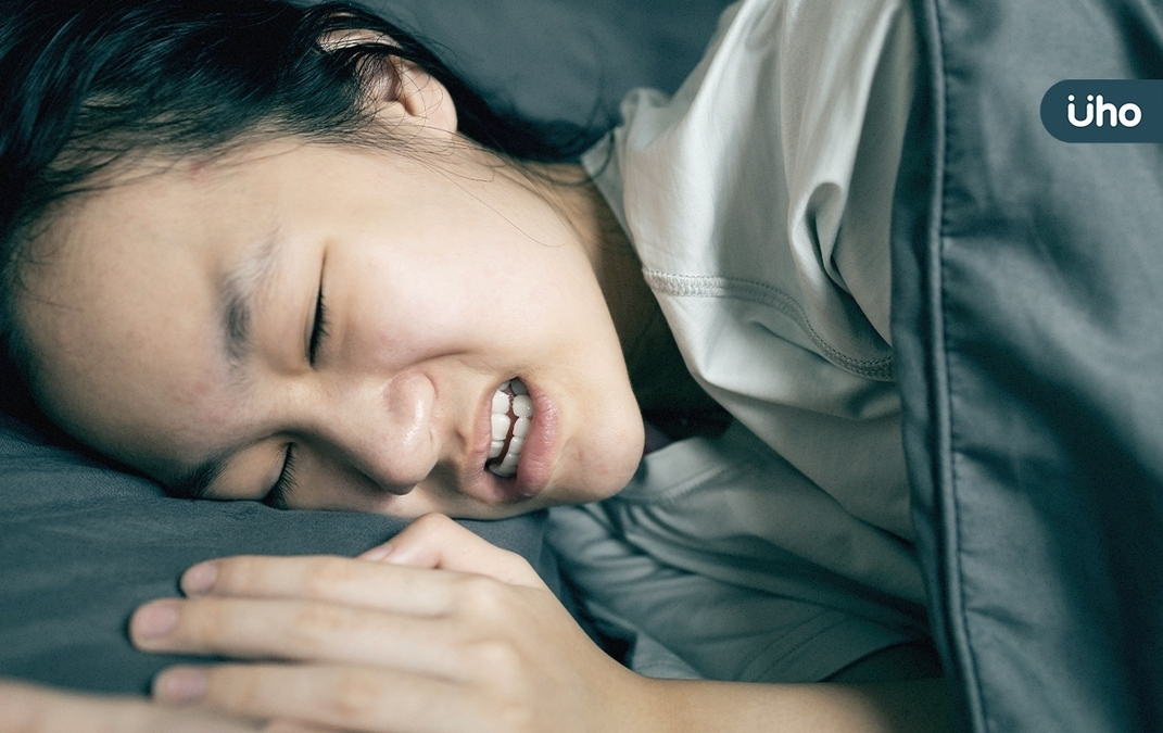 網友熱議的5大磨牙原因，包含睡眠品質差、壓力大、牙齒咬合不正、飲食習慣差以及咀嚼...