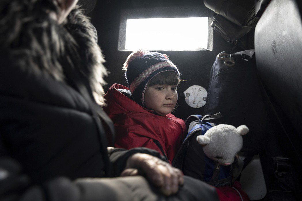 於俄烏戰爭中逃亡的馬立波兒童，本圖僅示意圖。 圖／美聯社