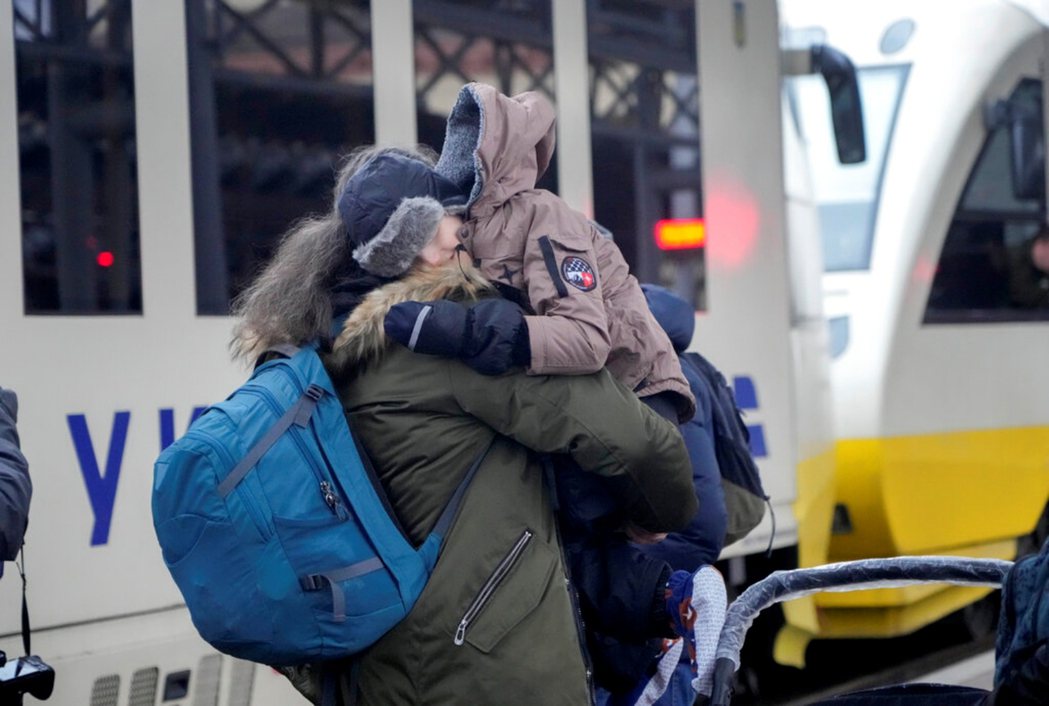 有些烏克蘭家長們踏上困難的旅程、輾轉出入多個國境至俄羅斯境內營救孩子。本圖僅示意...