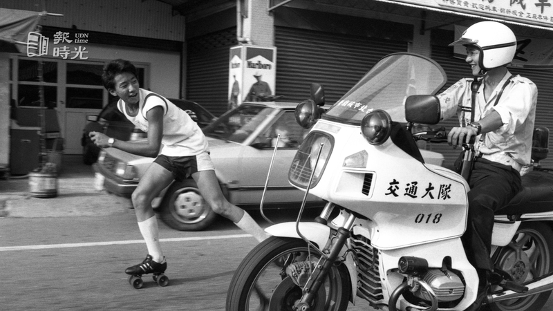 台北市體育季開幕，由台北市長許水德主持。道路溜冰馬拉松賽，在市長鳴槍後，成群結隊的溜冰選手，不分老幼立即向前滑行，形成一幅壯觀場面。為確保與賽者安全，交通大隊動員了多位員警一路護行。圖 /聯合報系資料照（1988/07/17　林建榮攝影） 

