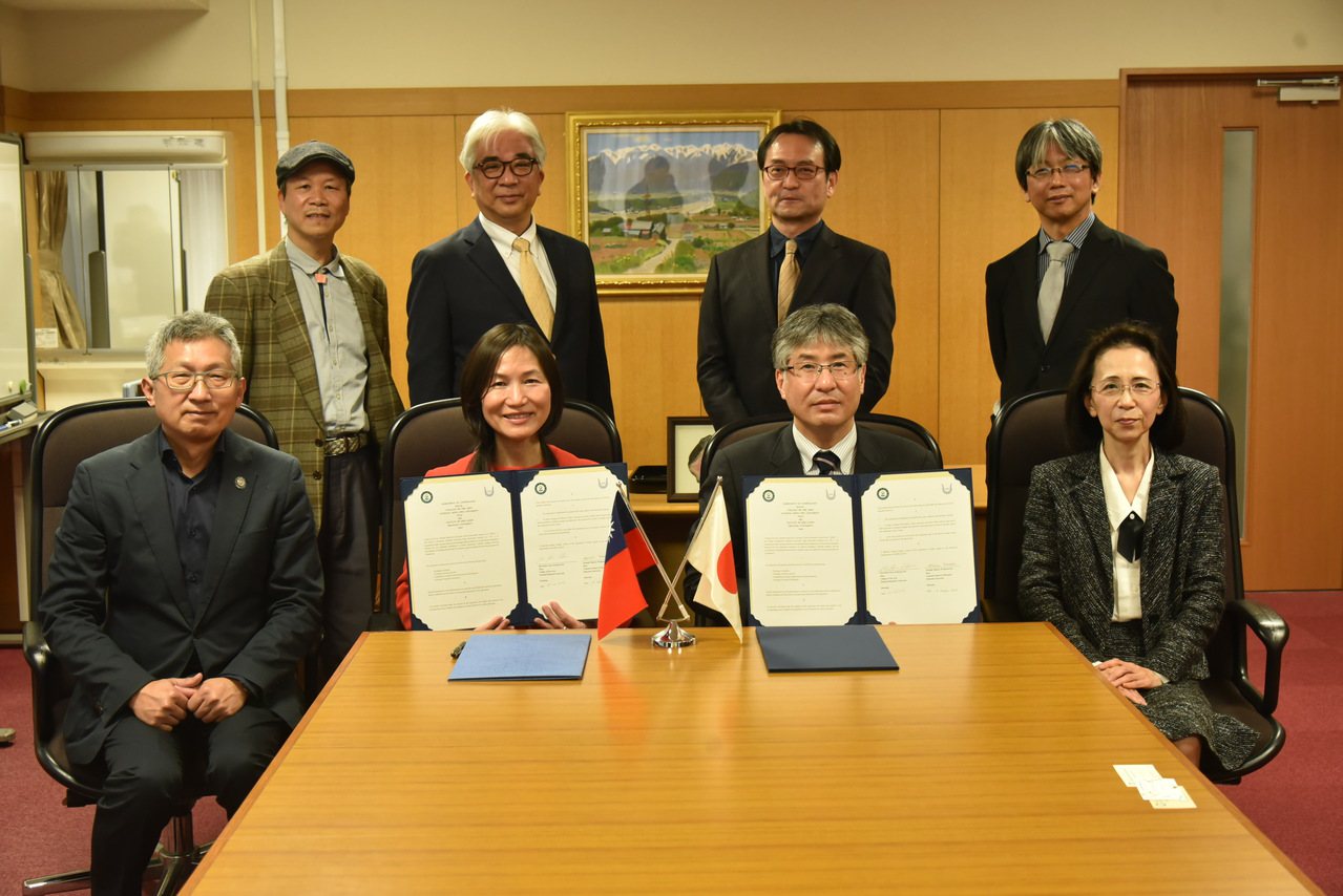 該校藝術學院與日本岡山大學教育學部簽署MOU。 東華大學/提供。