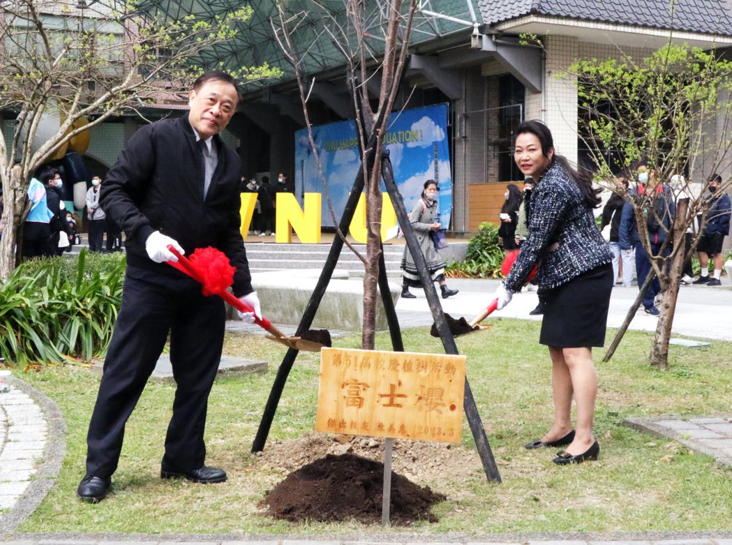 校長莊暢(左)與傑出校友陳美惠共同植樹。 萬能科大／提供。