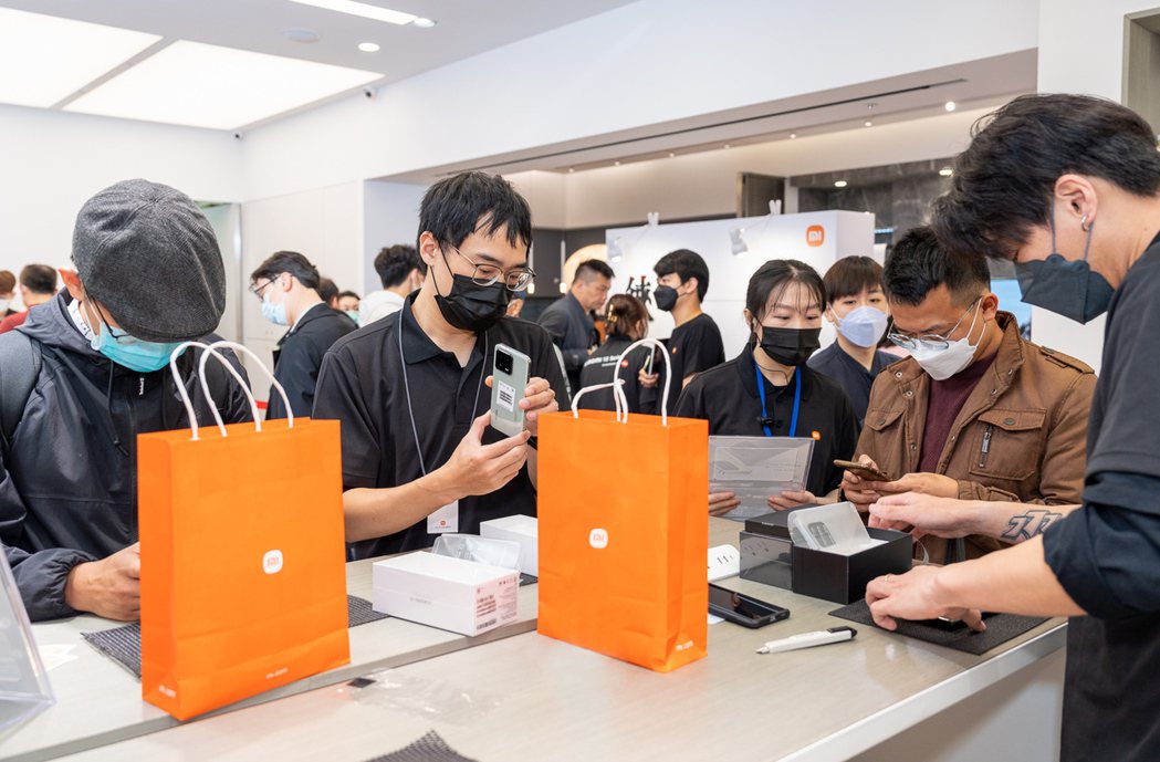 Xiaomi 13系列開放預購後，即吸引大眾至門市體驗徠卡原生攝影畫面。 小米/...