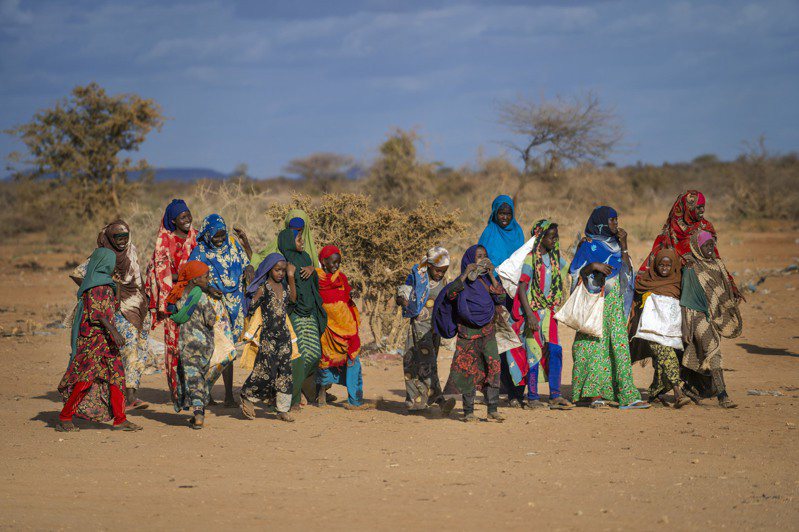 索馬利亞旱災持續刷新紀錄，去年已造成多達4萬3000人死亡，其中半數是5歲以下的兒童。美聯社