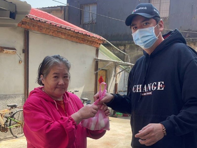 萬里里長王傑倫(右）募集雞蛋，再送至獨居與弱勢家庭的手中，希望在蛋荒危機中，照顧他們營養無虞。 圖／紅樹林有線電視提供
