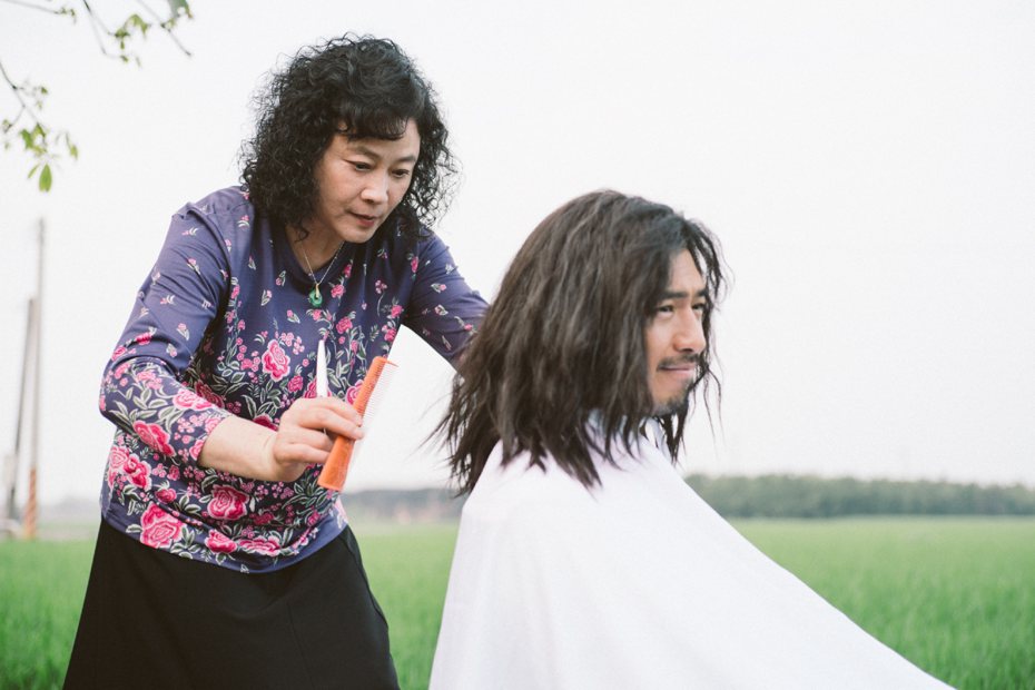 陸小芬幫年輕農夫的陳柏霖剪髮，描繪台灣田園風景.。圖／威視提供