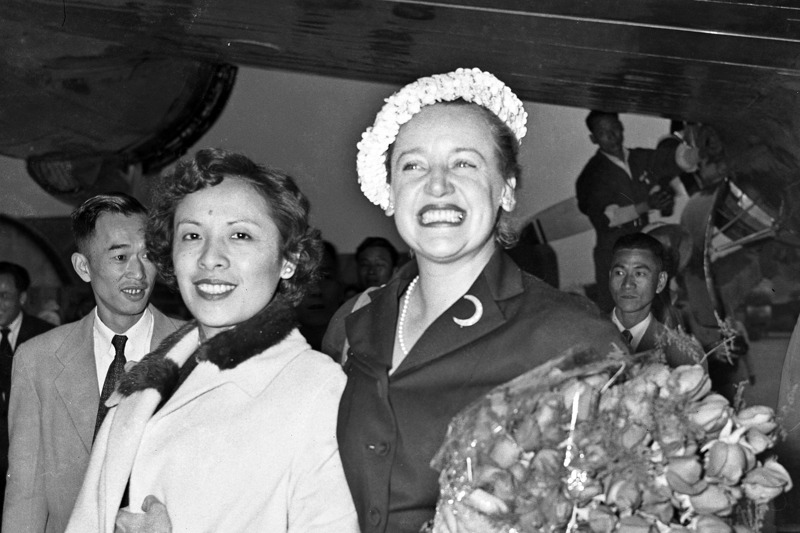 1957年3月22日，美國紐約大都會歌劇院第一女高音愛倫娜．史蒂蓓（右）飛抵台北。圖／聯合報系資料照片