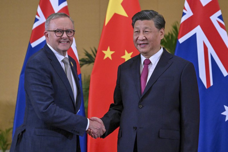 澳洲總理艾班尼斯（左）2022年11月15日與大陸國家主席習近平會面，雙方開心握手，也是2022年7月以來雙方關係持續解凍的展現。（美聯社）