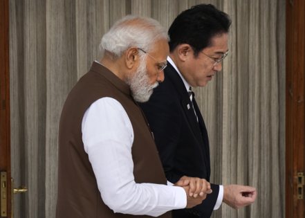 日本首相岸田文雄（後）20日與印度總理莫迪會談，21日被媒體拍到，要前往烏克蘭。美聯社