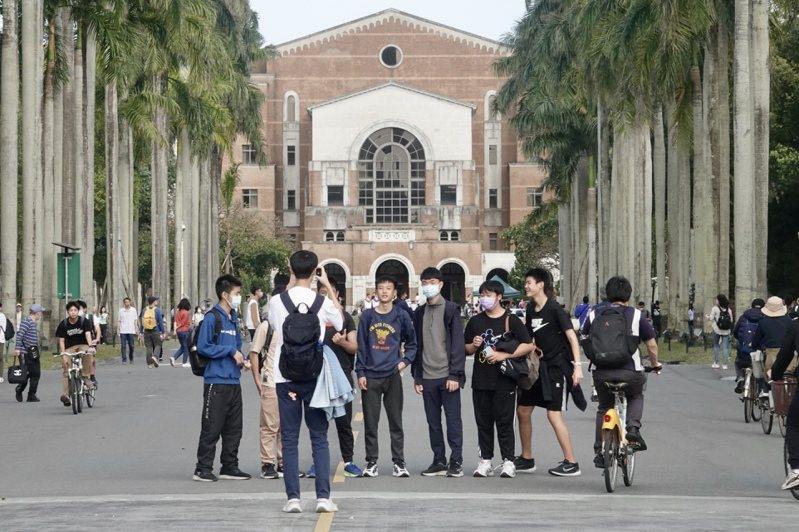 國立台灣大學今年於繁星推薦提供360個名額，四個系出現10缺額。記者林俊良／攝影