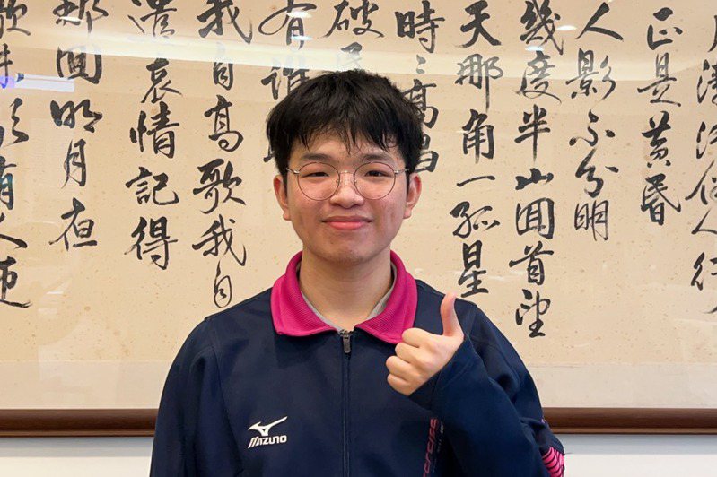 今年大學學測基隆市自然組榜首沈晁宇，如願錄取其唯一志願台灣大學數學系，他的讀書方法很特別。圖／二信提供