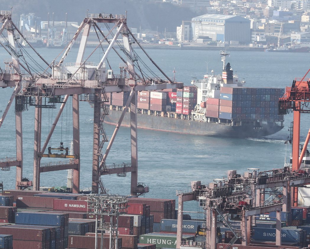 南韓最大港釜山港的貨櫃碼頭。  歐新社