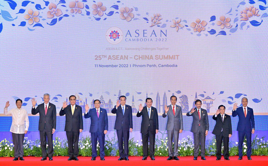 大陸前總理李克強（左5）去年11月出席第25次中國－東盟領導人會議。（新華社）