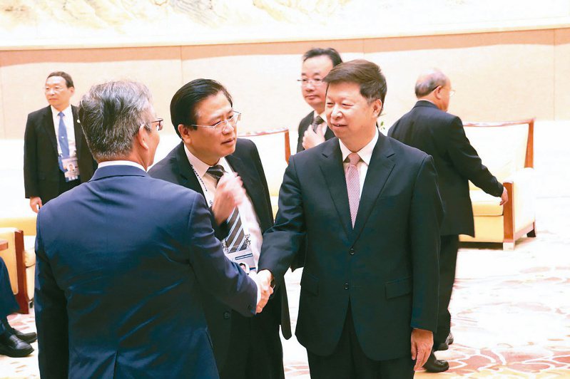 大陸國台辦主任宋濤（右）昨在釣魚台國賓館會見由商總理事長許舒博（中）率領的訪問團。（中央社）