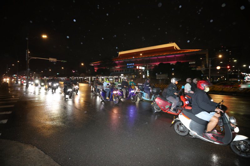 台北市忠孝西路去年12月14日起開放機車深夜起通行，議員再籲全面開放。本報資料照片