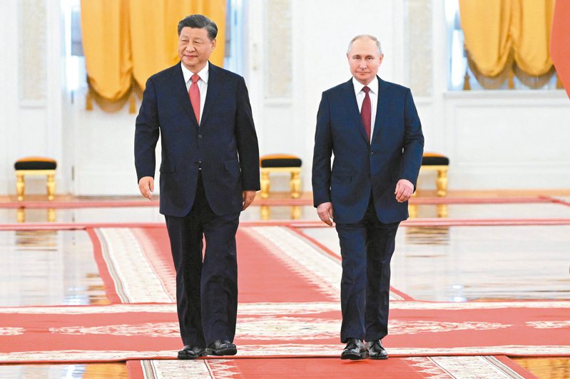 俄羅斯總統普亭（右）廿一日與大陸國家主席習近平（左）在克里姆林宮會談。（法新社）