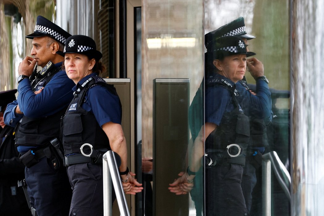 英國倫敦警察廳外的員警。路透