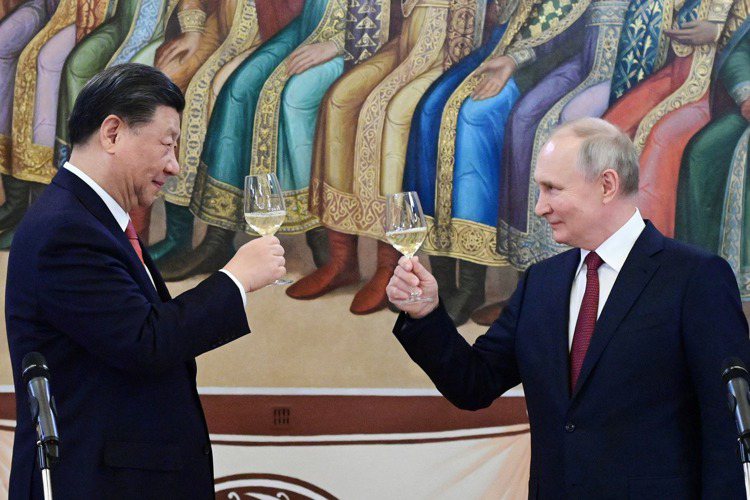 中國國家主席習近平與俄羅斯總統普丁3月21日在克里姆林宮會晤之後，雙方簽署「關於...