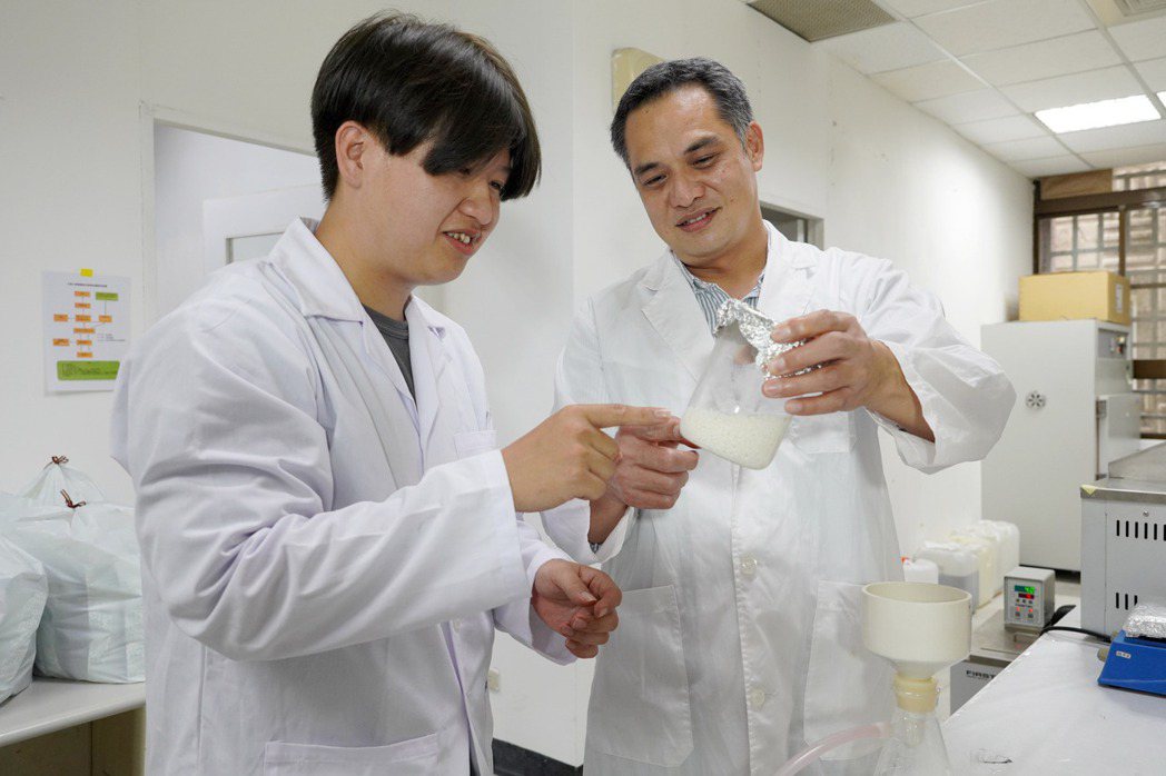 藥保系蔡仁傑老師(右)指導學生做實驗過程。 大葉大學/提供。