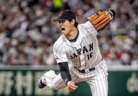 大谷翔平在冠軍賽中三振天使隊隊友麥克楚奧特，球迷們稱這是史詩般的夢幻對決。MLB