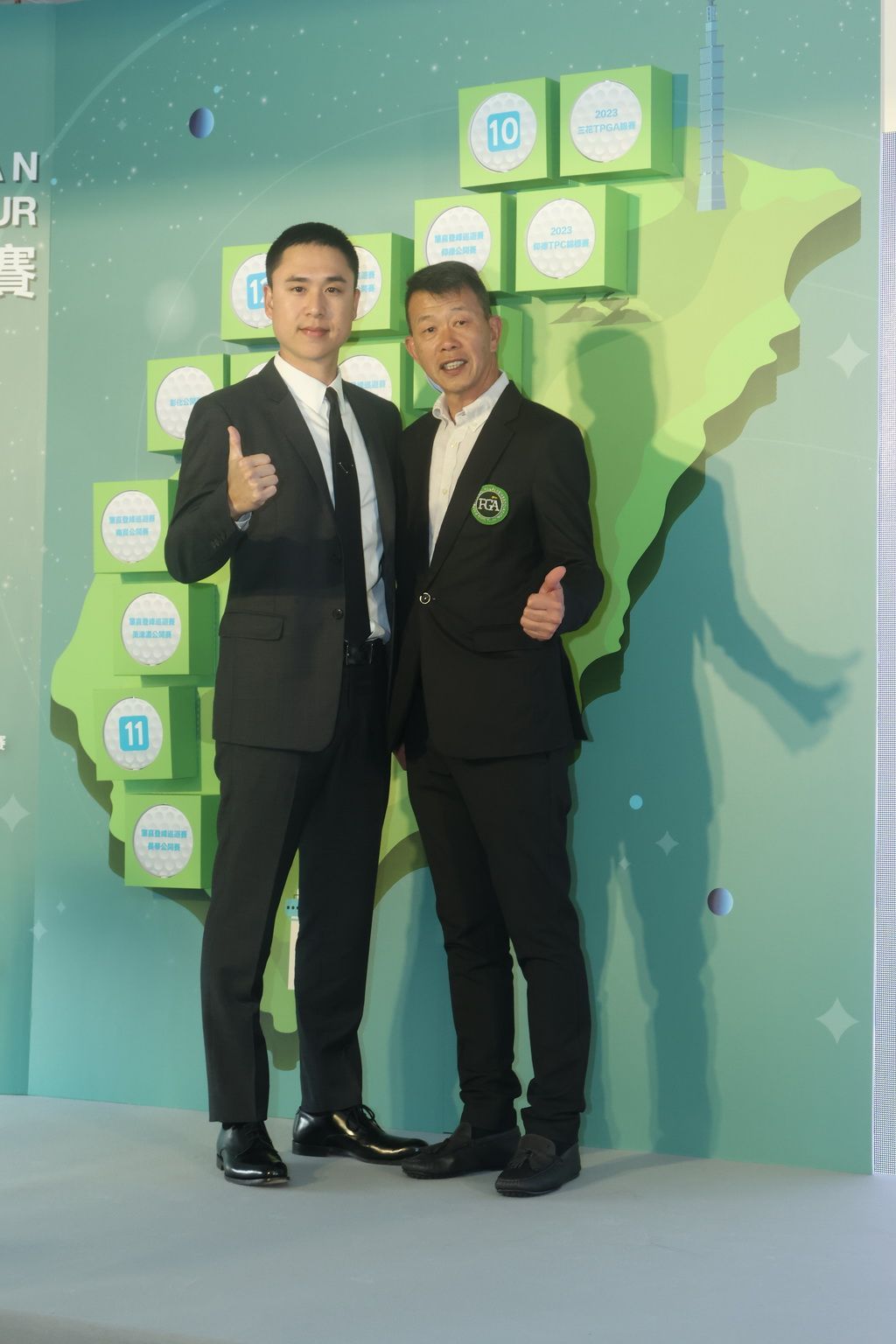 仰德育樂公司總經理許家堯(左)代表比賽贊助商仰德集團與TPGA理事長陳榮興合影。...