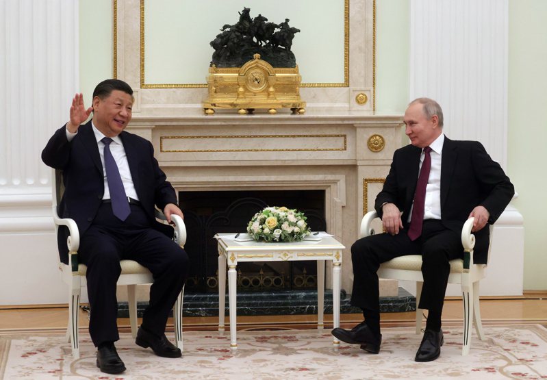 习近平（左）与普亭（右）举行私下会谈，两人座位相隔不到一公尺。（美联社）(photo:UDN)