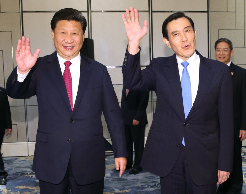 前總統馬英九下周將訪中國大陸祭祖，圖為2015年新加坡馬習會，馬英九（右）與習近平（左）進場前跟媒體記者揮手。本報資料照片