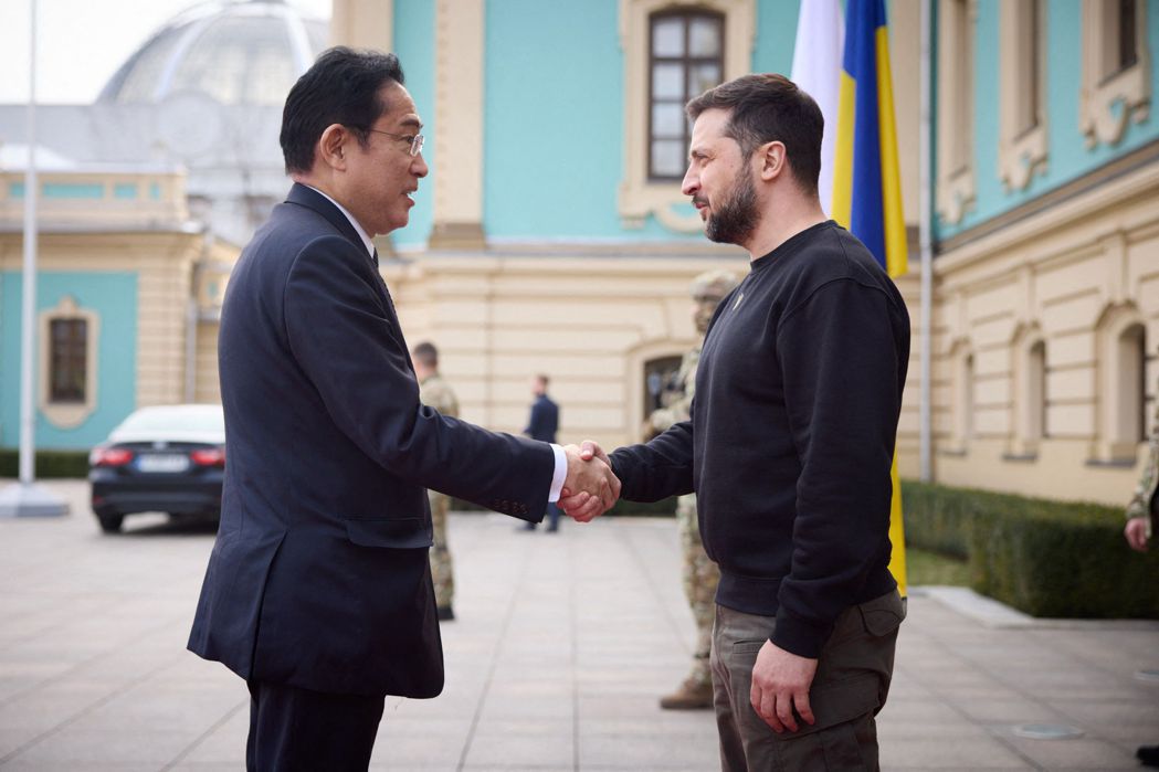 日本首相岸田文雄（圖左）21日突訪烏克蘭會晤烏克蘭總統澤倫斯基（圖右）。法新社