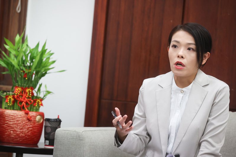 新竹市長高虹安接受本報專訪，她強調上任以來處理棒球場案，認為過程「疑點重重」。記者葉信菉／攝影