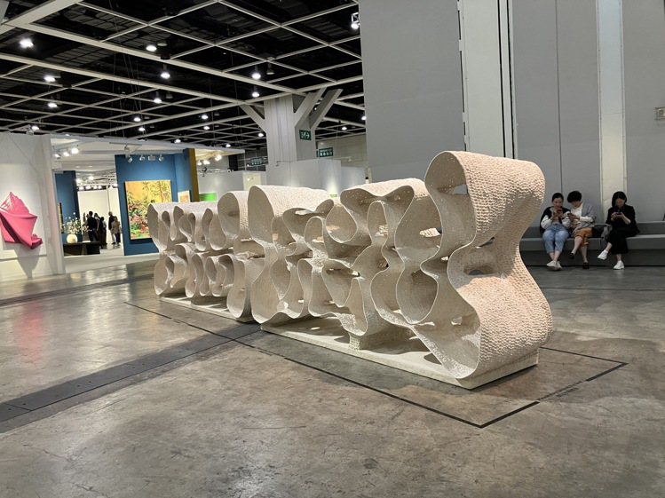 台灣藝術家徐永旭作品「2019-37」於巴塞爾藝術展香港展會展出，為本屆策展「E...