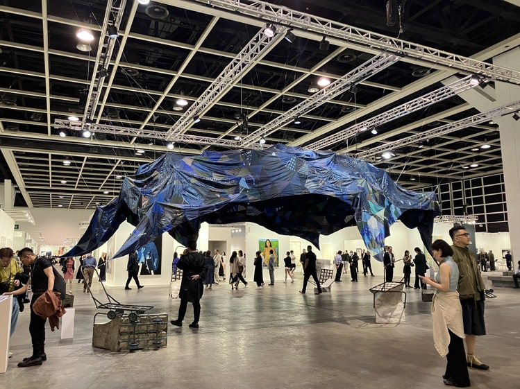 香港藝術家林嵐的《推車派對》是一個回收拼布天篷，上面充滿了組成星宿的一個個小孔，...