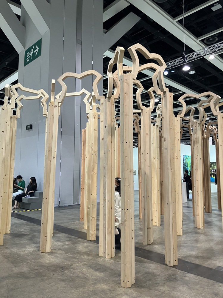 藝術家吳山專和英格斯拉瓦托斯朵蒂合作創作的「拱林」。記者孫曼／攝影
